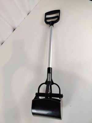 un balai noir et un manche noir sur une surface blanche