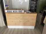a wooden desk with a sign that says beau week end