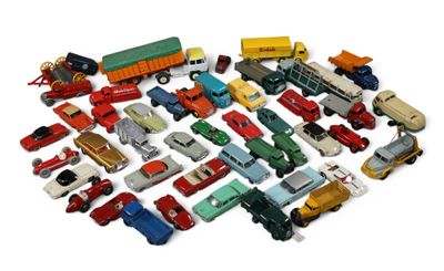 un grand nombre de petites voitures et de camions sur une surface blanche