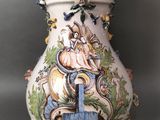 un vase muni d'une anse décorée d'un motif
