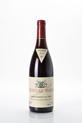 une bouteille de vin posée sur une table