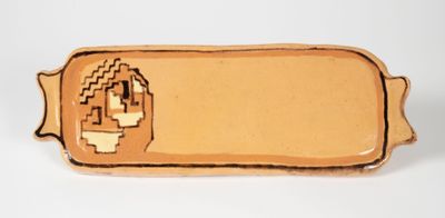 une assiette marron sur laquelle est représenté un homme