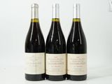 trois bouteilles de vin posées sur une table blanche
