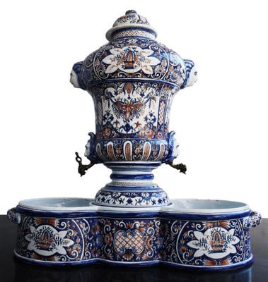un vase bleu et blanc surmonté d'un oiseau