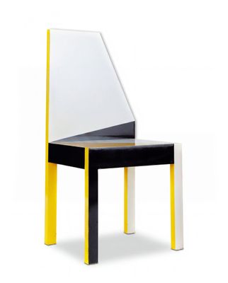 une image représentant une chaise dont le dossier est orné d'un miroir