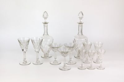 beaucoup de verres à vin et une carafe sur la table