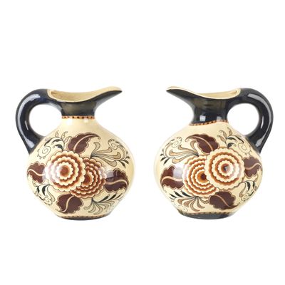 une paire de vases ornés de motifs floraux sur fond blanc