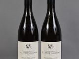deux bouteilles de vin posées sur une table l'une à côté de l'autre