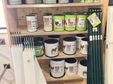 une étagère avec de la peinture et d'autres produits de peinture dans une pièce