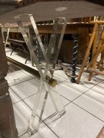 Piètement X en plexiglass et acier doré. (photo 2)