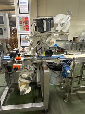 l'image d'une machine qui travaille sur une feuille de papier