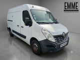 La camionnette blanche est garée dans une grande pièce.