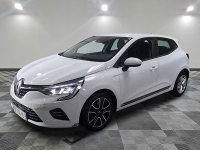 Une voiture blanche est garée sur un sol en carrelage à damier.