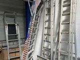 de nombreuses échelles appuyées contre un mur