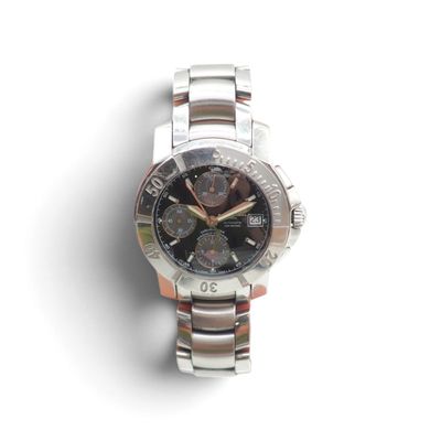 gros plan d'une montre sur une surface blanche