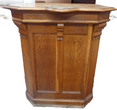 un petit podium en bois avec un plateau en verre posé sur une table