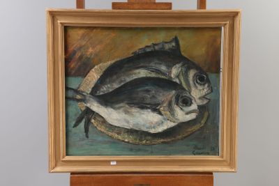 un tableau représentant deux poissons dans un bocal posé sur un chevalet