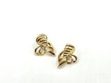 une paire de boucles d'oreilles en or serties de diamants