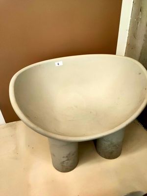 un lavabo blanc posé sur un plan de travail dans une salle de bains