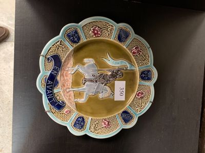 * Assiette en barbotine à décor de Jeanne d'Arc