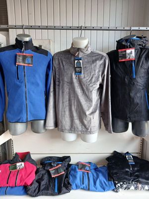 de nombreuses vestes de styles variés exposées dans un magasin