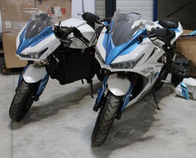 deux motos garées l'une à côté de l'autre dans un garage