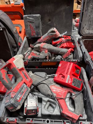 tout un tas d'outils qui traînent à l'arrière d'un camion