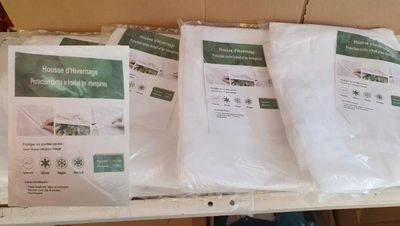 quatre sacs de provisions posés sur une table
