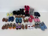 de nombreuses paires de chaussures qui traînent par terre
