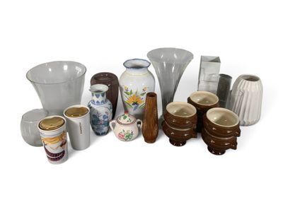 de nombreux vases de toutes sortes posés sur une surface blanche