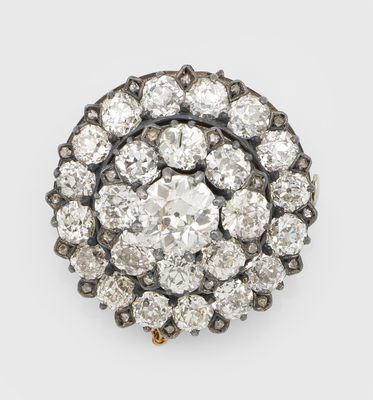 une bague ancienne à grappes de diamants