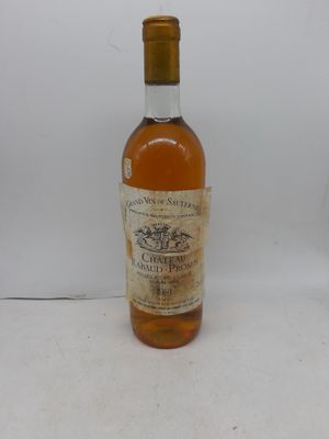 une vieille bouteille de vin posée sur une surface blanche
