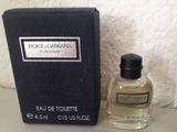 l'image d'un flacon de parfum à côté d'une boîte