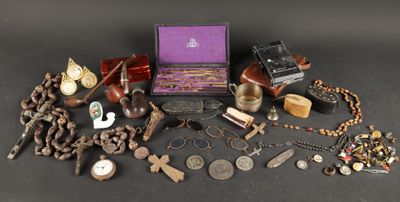 plusieurs objets posés ensemble sur une table
