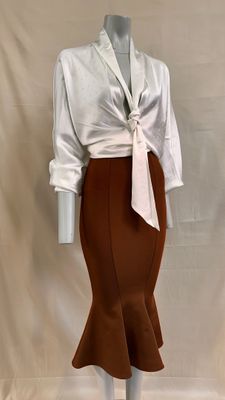 une photo d'un mannequin portant une chemise blanche et une jupe marron