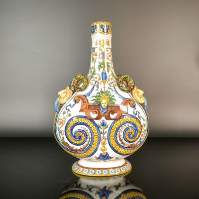 un vase posé sur une table, dont on voit le reflet