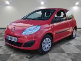 une photo d'une petite voiture rouge garée dans un garage
