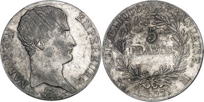 gros plan d'une pièce de monnaie sur laquelle figure un visage de femme