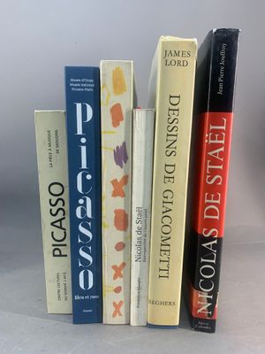 plusieurs livres sont empilés sur une table