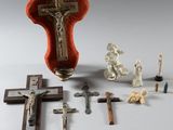 beaucoup de croix et de figurines sur la table
