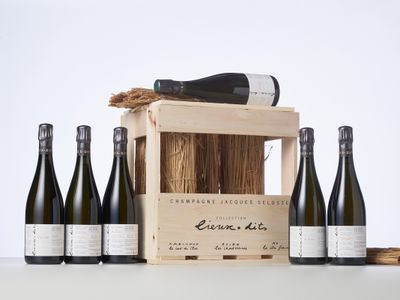 six bouteilles de vin dans une caisse en bois munie d'un bouchon en liège