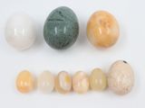 quatre types de pierres différents sur un fond blanc