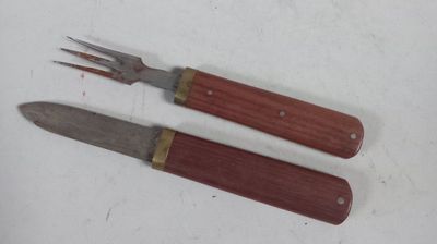 Un COUVERT de voyage comprenant une fourchette et un couteau…