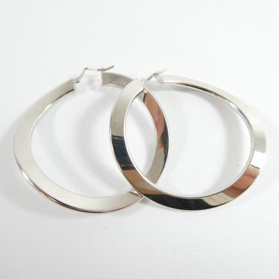 deux grandes boucles d'oreilles en argent en forme d'anneau sur fond blanc