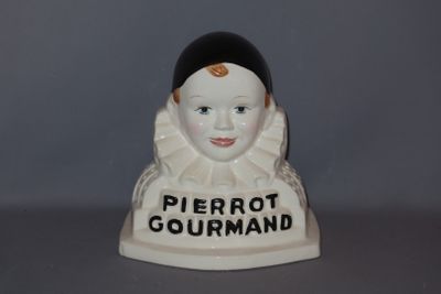 une figurine représentant une femme portant une pancarte