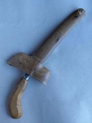 un couteau en bois posé sur une table