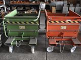 deux chariots placés l'un à côté de l'autre dans un entrepôt