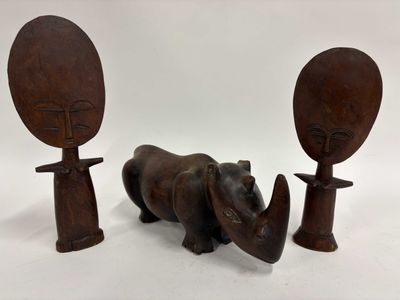une paire de sculptures en bois représentant des éléphants et un homme coiffé d'un chapeau