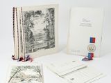 un livre ouvert sur lequel sont posés une médaille et un marque-page