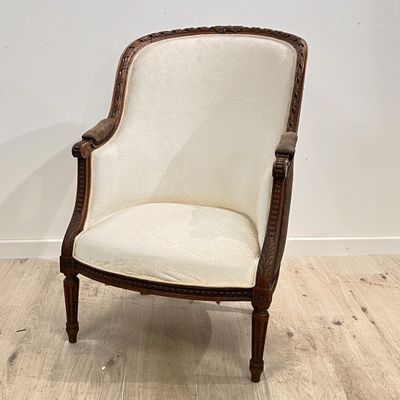 une chaise posée sur le sol d'une pièce